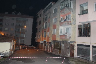 Trabzon'da 4 Katlı Bina Çatlaklar Nedeniyle Boşaltıldı
