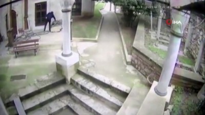 Vakıf Bahçesinden Kurşun Levha Çalan Zanlı Yakalandı