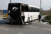 OTOBÜS FİRMASI - Yolcu Otobüsü Alev Aldı, Sürücü Faciayı Önledi