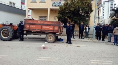 Adana'da Motosiklet Kamyonete Çarptı Açıklaması 1 Yaralı