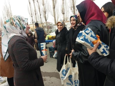 AK Parti'li Kadınlar Bez Çanta Dağıttı