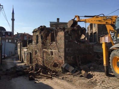 Ayvacık'taki Depremde Hasar Gören Binaların Yıkımına Başlandı