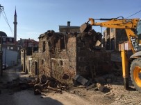 MEHMET ÜNAL ŞAHIN - Ayvacık'taki Depremde Hasar Gören Binaların Yıkımına Başlandı