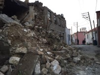 HASAR TESPİT - Ayvacık'taki Depremin Bilançosu Gün Ağarmasıyla Gözler Önüne Serildi