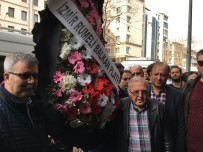 SIYAH ÇELENK - CHP İzmir'in Önüne Siyah Çelenk Bıraktılar