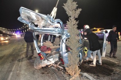 Elazığ'da Araç Direğe Çarptı Açıklaması 4 Yaralı