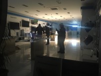 POLİS İMDAT - Elektronik Mağazasının Camlarını Kırıp Telefonları Çaldılar