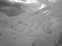 UZUNGEÇIT - Kar Yolları Kapattı, İş Makineleri Açmaya Çalışıyor