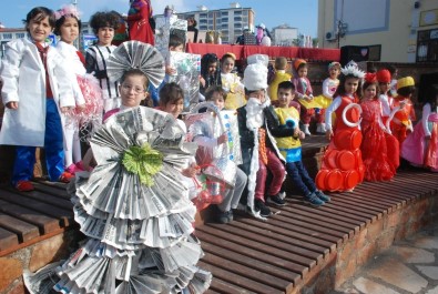 Soğan Filesi Ve Çöp Poşeti Kostümleri İle Podyuma Çıktılar