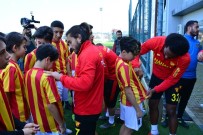 YAVUZ SULTAN SELİM - Torbalı'da Öğrencilere Göztepe Jesti