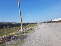 ÇEVRE KIRLILIĞI - Akhisar'da Kaçak Dökülen Molozlar Temizlendi