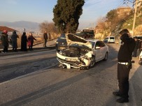 AHMET TEKIN - Belediye Otobüsü Otomobille Kafa Kafaya Çarpıştı Açıklaması 2 Yaralı