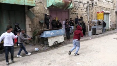 İsrail Askerleri Batı Şeria'da 2 Filistinliyi Yaraladı