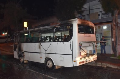 İzmir'de Seyir Halindeki Servis Minibüsü Alevlere Teslim Oldu