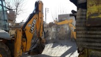 BAĞIMLILIK - Metruk Binaların Yıkımına Devam Ediliyor