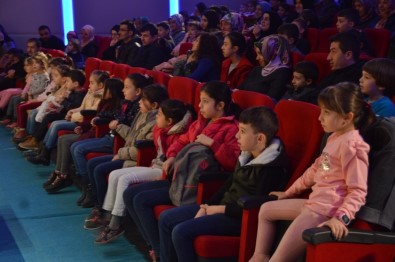 'Başa Bela Mikroplar' Adlı Tiyatro Oyununa Çocuklar Yoğun İlgi Gösterdi