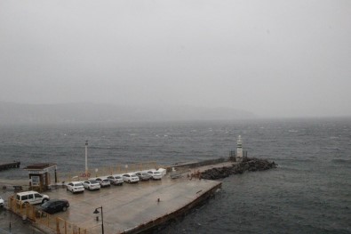 Çanakkale'de Fırtına Etkili Oluyor Açıklaması Boğaz Kapatıldı