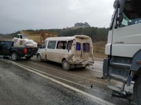 Emet'te Zincirleme Trafik Kazası Açıklaması 2 Yaralı