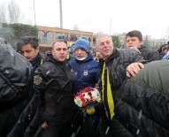 CAN BARTU - Fenerbahçeli Taraftarlardan Derbi Öncesi Ziyaret