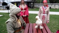 PADIŞAH - Padişahın Taltif Nişanesi Tavuklar Müzede Besleniyor