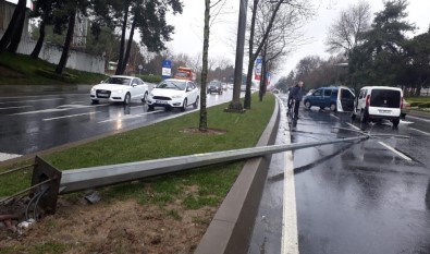 Sarıyer'de Aydınlatma Direği Seyir Halindeki Otomobillerin Üstüne Devrildi