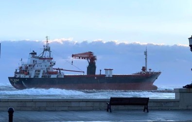 Türk Kuru Yük Gemisi İtalya'da Fırtına Nedeniyle Karaya Oturdu