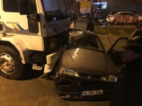 Freni Boşalan Kamyon Otomobili Altına Aldı Açıklaması 2 Yaralı