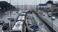 METROBÜS DURAĞI - İstanbul'da Metrobüs Kazası Açıklaması 3 Yaralı