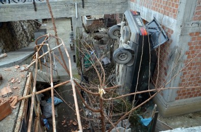 Kontrolden Çıkan Otomobil Evin Bahçesine Düştü Açıklaması 2 Yaralı