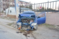 ÇEÇENISTAN - Otomobil, Önce Duvara Sonra Direğe Çarptı Açıklaması 2 Yaralı