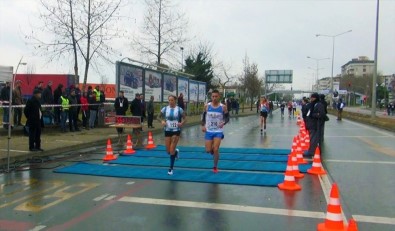 Trabzonspor'un Yıldızı Jose Sosa'nın Eşi Carolina Uluslararası Trabzon Yarı Maratonu'nu 7. Olarak Tamamladı