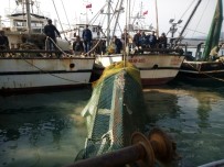 SÜRAT TEKNESİ - Balıkçıların Ağına Takılan Hurda Haldeki Deniz Aracı Sürat Teknesi Çıktı