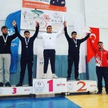 GÜREŞ TAKIMI - Güreşçiler Madalya İle Döndü