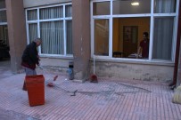 SIVAS CUMHURIYET ÜNIVERSITESI - Hastaneyi Savaş Alanına Çevirdiler