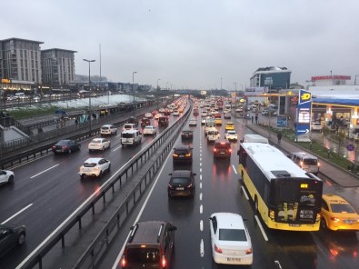 İstanbul'da Haftanın İlk Mesai Gününde Trafik Yoğunluğu