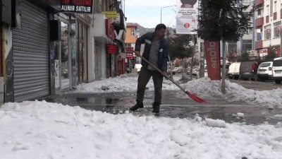 Kars'ta Vatandaşların Tehlikeli Kar Mesaisi