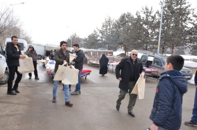 Palandöken Belediyesince Pazarda Vatandaşlara Bez Çanta Dağıtıldı