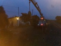 BALCı - Trenin Altında Parçalara Ayrılan Traktörün Sürücüsü Yara Almadan Kurtuldu