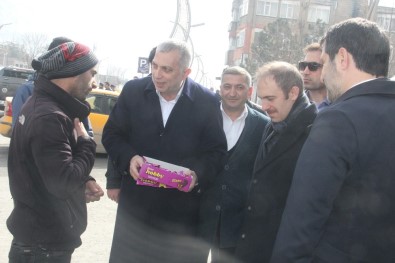 Ak Parti'li Külünk'ten Vatandaşlara Çikolata İkramı