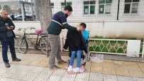 ENGELLİ KIZ - Dilenen Engelli Çocuğa Polis Şefkati