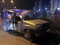 ERKILET - Kamyonet Ağaca Çarptı Açıklaması 2 Yaralı