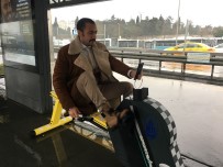 PAYİTAHT ABDÜLHAMİT - (Özel) Payitaht Abdülhamid Dizisi Oyuncusu, Metrobüs Durağındaki Bisikletli Şarj Aletiyle Telefonunu Şarj Etti