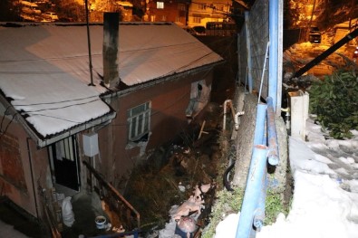 Sarıyer'de İstinat Duvarı Çöktü 5 Ev Tahliye Edildi