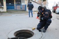 İÇMELER - Tuzla'da Kimyasal Koku Paniğinin Yaşandığı Yerde AFAD Ekipleri Araştırmalara Katıldı