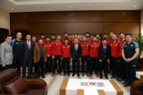 VOLEYBOL TAKIMI - Voleybol Takımından Başkan Gül'e Ziyaret Etti