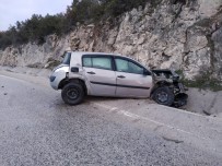 Bilecik'te İşçi Taşıyan Otobüs İle Otomobil Çarpıştı