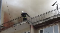MAHMUT ESATBEY - Çatı Yangını Mahalleliyi Sokağa Döktü