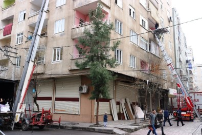 Diyarbakır'da Yıkılma Tehlikesi Olan Bina Boşaltılıyor
