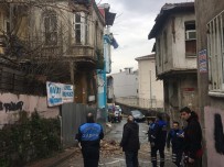 OBEZİTE - Fatih'te Çökme Riski Bulunan Bina Çevresinde Önlem Alındı
