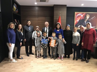 Görme Engelli Öğrencilerden Kaymakam Sarılı'ya Hediye